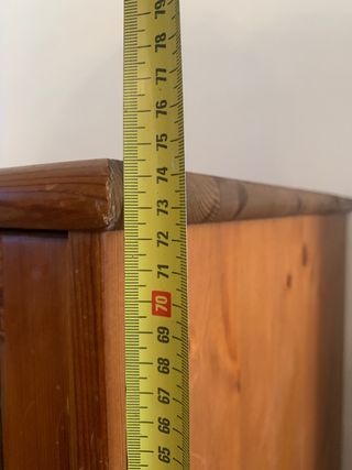 Vitrina de madera maciza con puertas de cristal