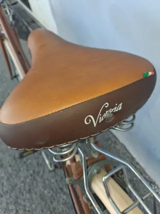 Bicicleta Vintage Marrón con Cesta Madera