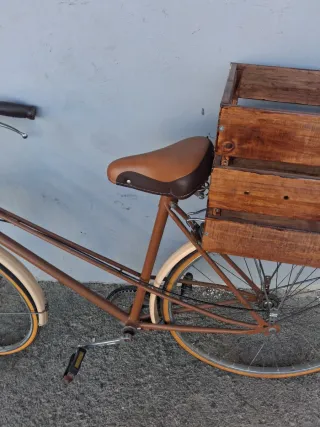 Bicicleta Vintage Marrón con Cesta Madera