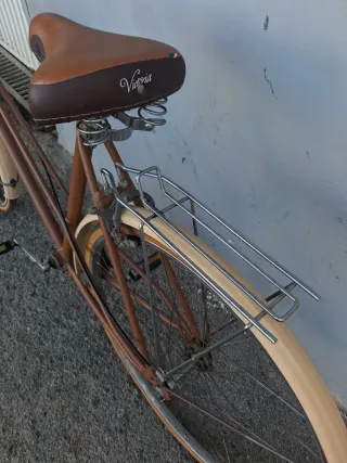 Bicicleta Vintage Marrón con Cesta Madera