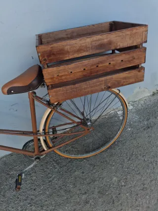 Bicicleta Vintage Marrón con Cesta Madera