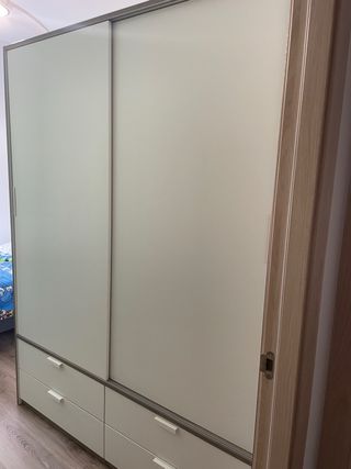 Guardaroba con ante scorrevoli