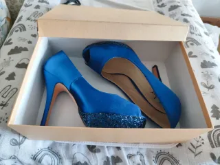 Zapatos de tacón azul con purpurina