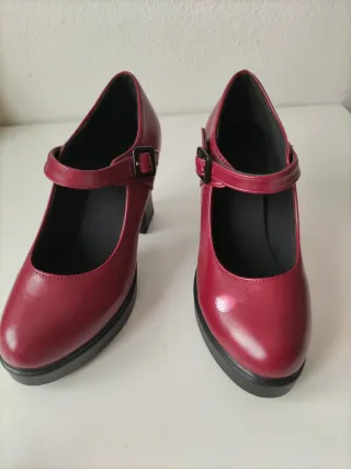 Zapatos de tacón Mary Jane rojos