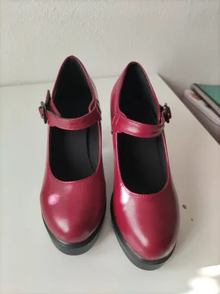 Zapatos de tacón Mary Jane rojos