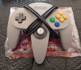Mando Nintendo 64 en su caja Original.