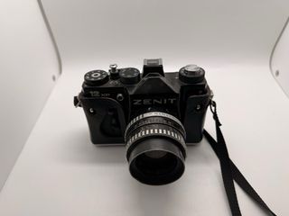 Cámara Zenit 12XP con funda de cuero