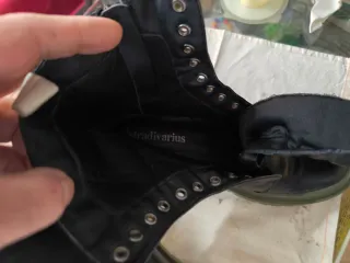 Botines negros y verde militar