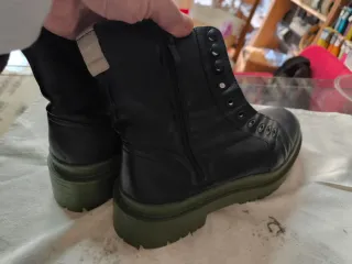 Botines negros y verde militar