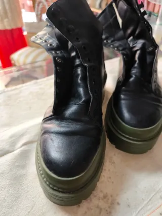 Botines negros y verde militar