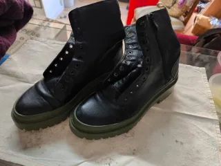 Botines negros y verde militar