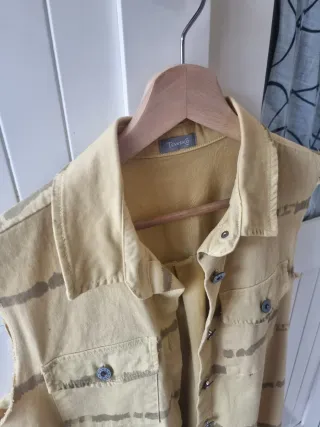 Chaleco amarillo con rayas