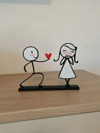 Figura Romántica: Hombre Entregando un Corazón