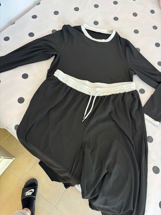 Conjunto negro camiseta y pantalon pata ancha
