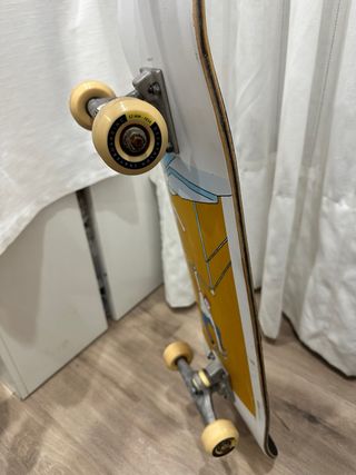 Tabla de skate Poco uso + Casco talla M de regalo