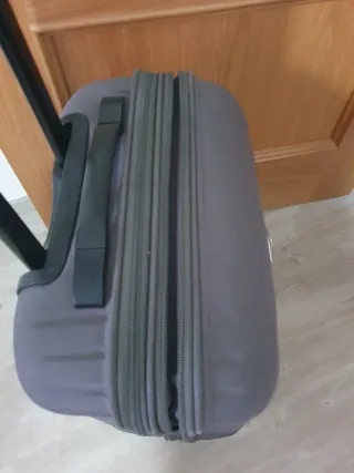 Maleta gris de viaje