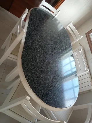 Mesa granito más 6 sillas madera y un taburete