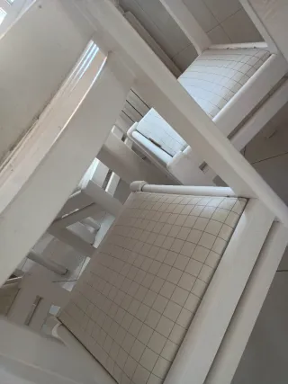 Mesa granito más 6 sillas madera y un taburete