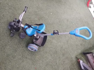 Triciclo infantil azul y gris