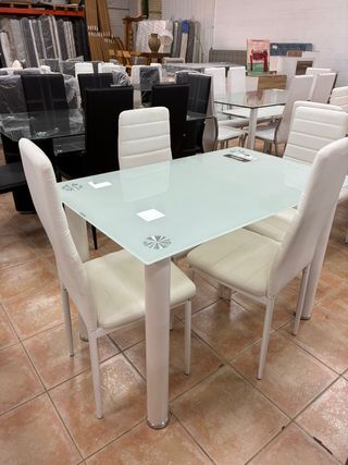 Mesa moderna con 4 sillas blancas