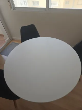 Mesa comedor redonda blanca y 4 sillas