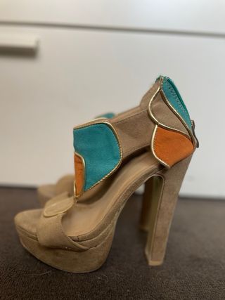 Zapatos de tacón beige, naranja y verde