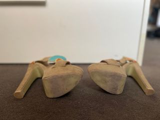 Zapatos de tacón beige, naranja y verde