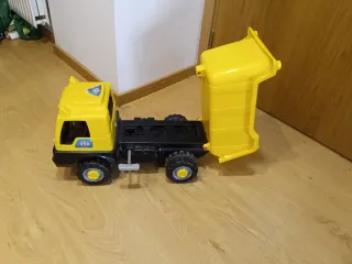 Camión Volquete Gigante Amarillo