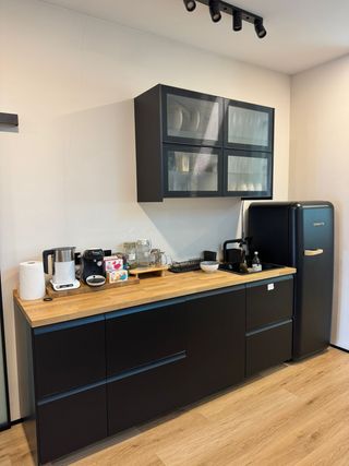 Mueble de cocina negro y madera