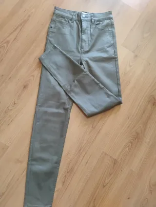 Pantalón Stradivarius efecto piel marrón.