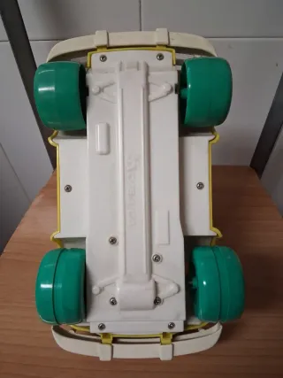 Coche de juguete vintage amarillo