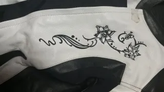 Mono de cuero para mujer