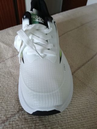 Zapatillas deportivas blancas y negras