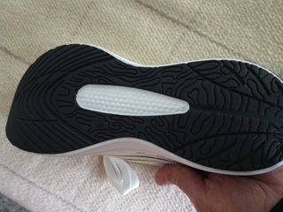 Zapatillas deportivas blancas y negras