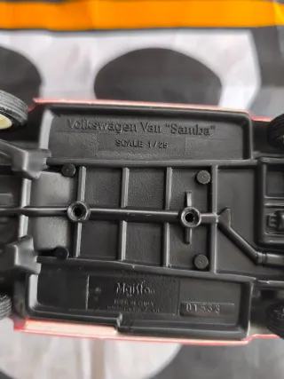 Miniatura VW Kombi Vermelha e Branca