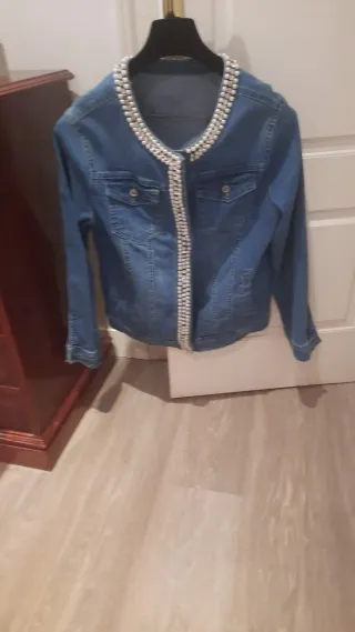 Chaqueta vaquera con perlas
