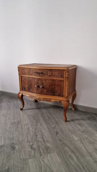 Mueble de madera antiguo
