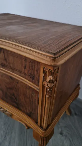 Mueble de madera antiguo