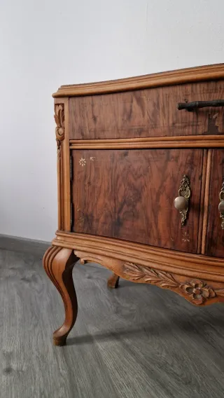 Mueble de madera antiguo