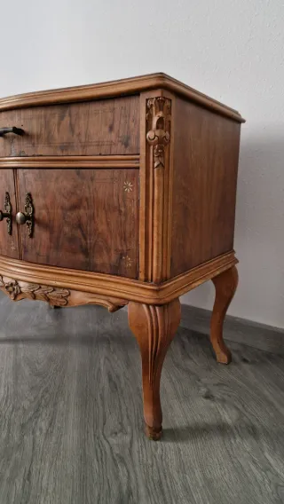 Mueble de madera antiguo