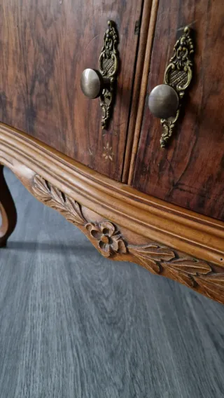 Mueble de madera antiguo