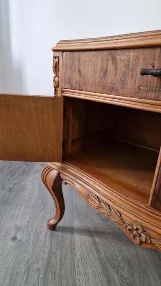 Mueble de madera antiguo