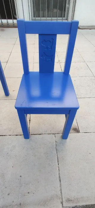 Mesa y 2 sillas infantiles azules