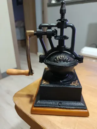 Molinillo de café antiguo de hierro pesa
