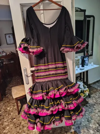 Vestido de flamenca negro y rosa
