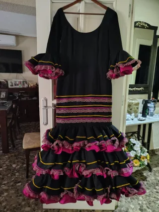 Vestido de flamenca negro y rosa