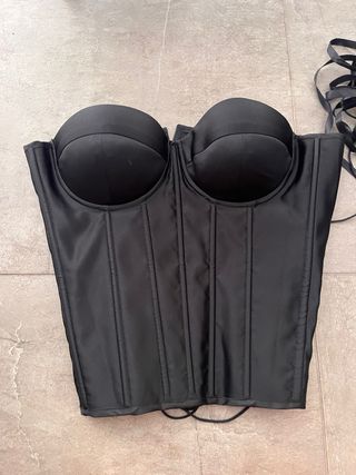 Corsé negro estructurado con copas