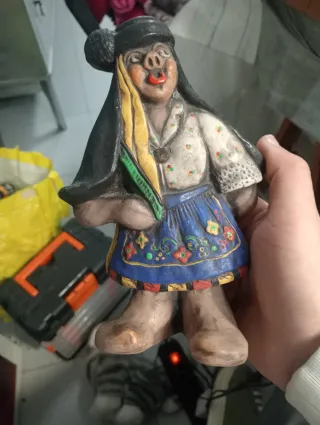 Figura de barro típico mulher da Nazaré - Portugal