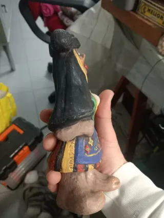 Figura de barro típico mulher da Nazaré - Portugal