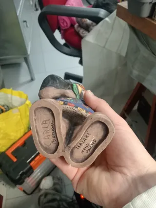 Figura de barro típico mulher da Nazaré - Portugal